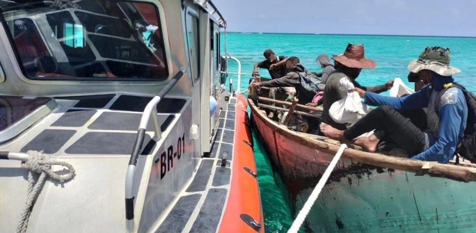 La Marina rescata a 12 balseros cubanos que se encontraban a la deriva en aguas de Quintana Roo