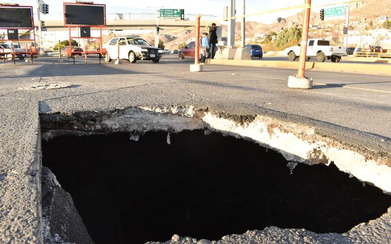 Se forma nuevo socavón en la Sacramento; genera caos vial