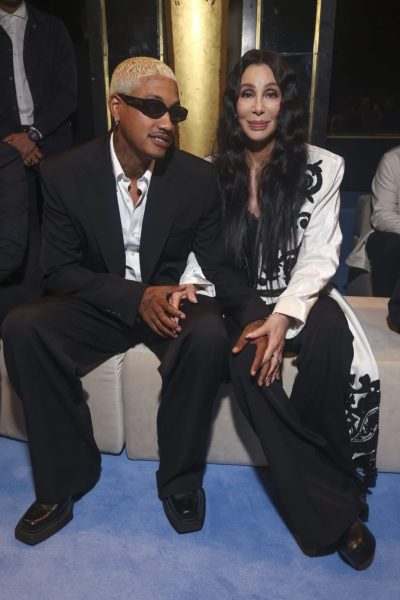 Cher, de 77 años, presume a su novio 40 años menor en la Semana de la Moda de París