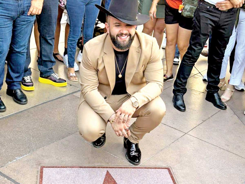 De México para el mundo; Carín León devela estrella en el Paseo de la Fama