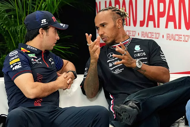 Lewis Hamilton pone a Checo Pérez en situación incómoda por Max Verstappen