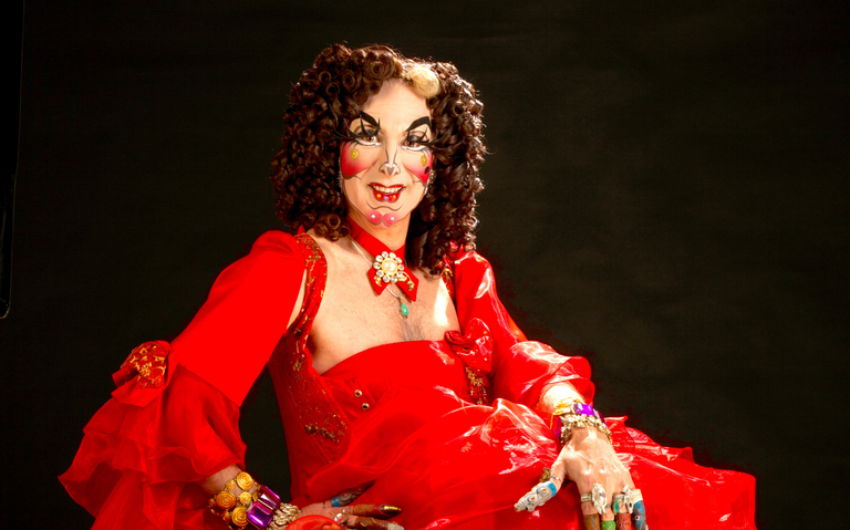 Recuerdan a los muertos con humor en Maratón de comedias con cumbia y cena