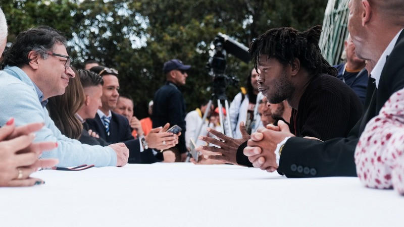 Gustavo Petro recibe a gente sin hogar para celebrar Navidad