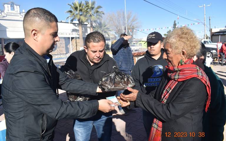 Regalan pollos asados a personas vulnerables en Ahumada