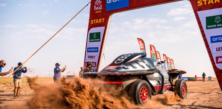 Sainz lidera mientras Peterhansel alcanza la media centena de victorias