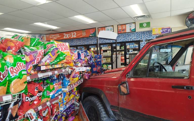 Se metió al Oxxo con todo y Jeep