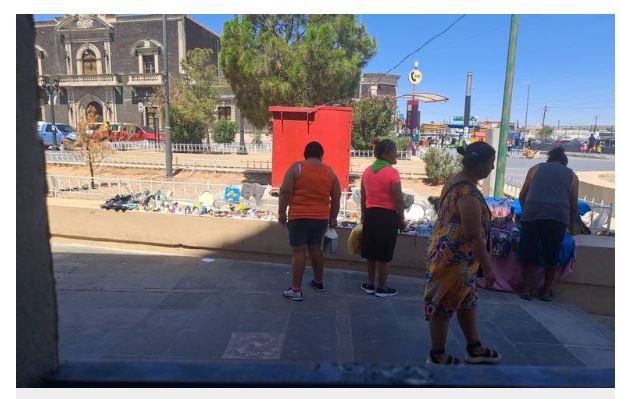 Vendedores informales ya ocupan áreas de descanso con sus productos en la zona Centro