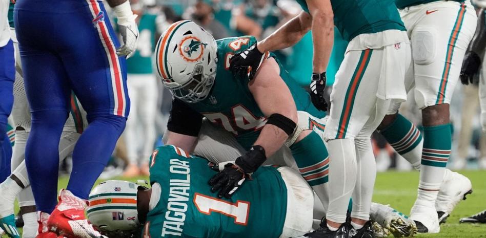 Tua Tagovailoa, con futuro incierto en la NFL tras sufrir otra conmoción