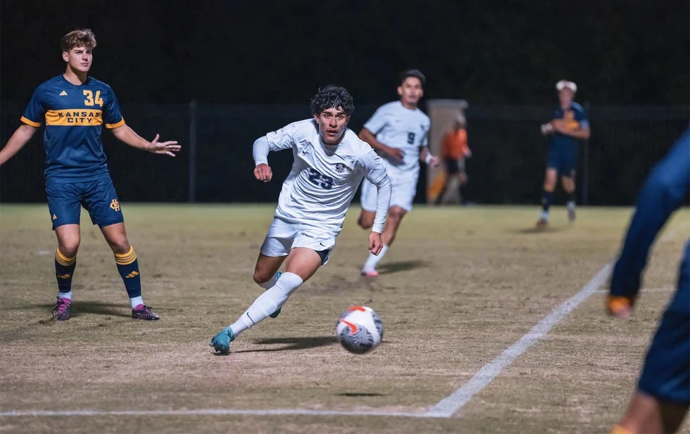 Firma Omar Mora con El Paso Locomotive