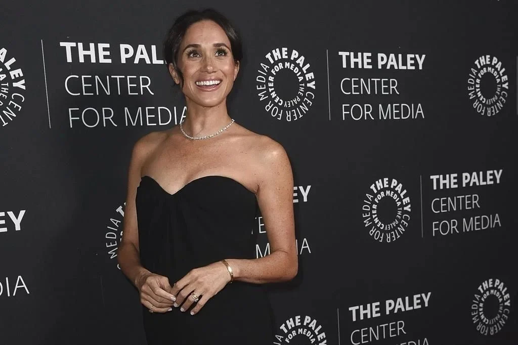 Dona Meghan Markle ropa y comida a víctimas de incendios