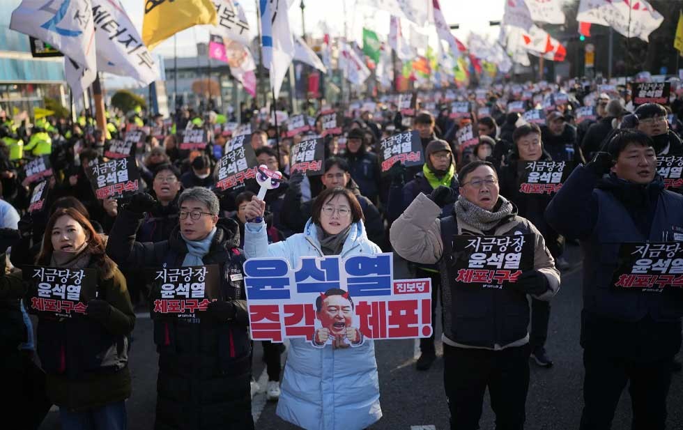 El presidente destituido de Corea del Sur resiste un intento de detención