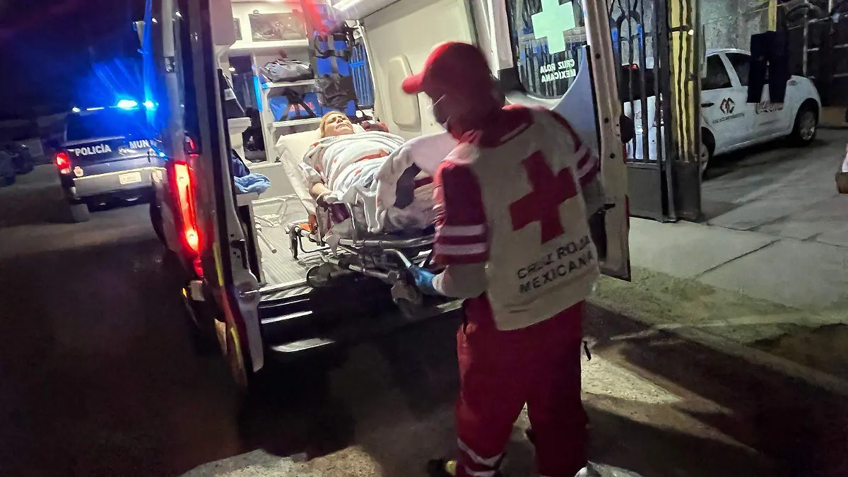 Auxilian policías municipales a mujer en labor parto