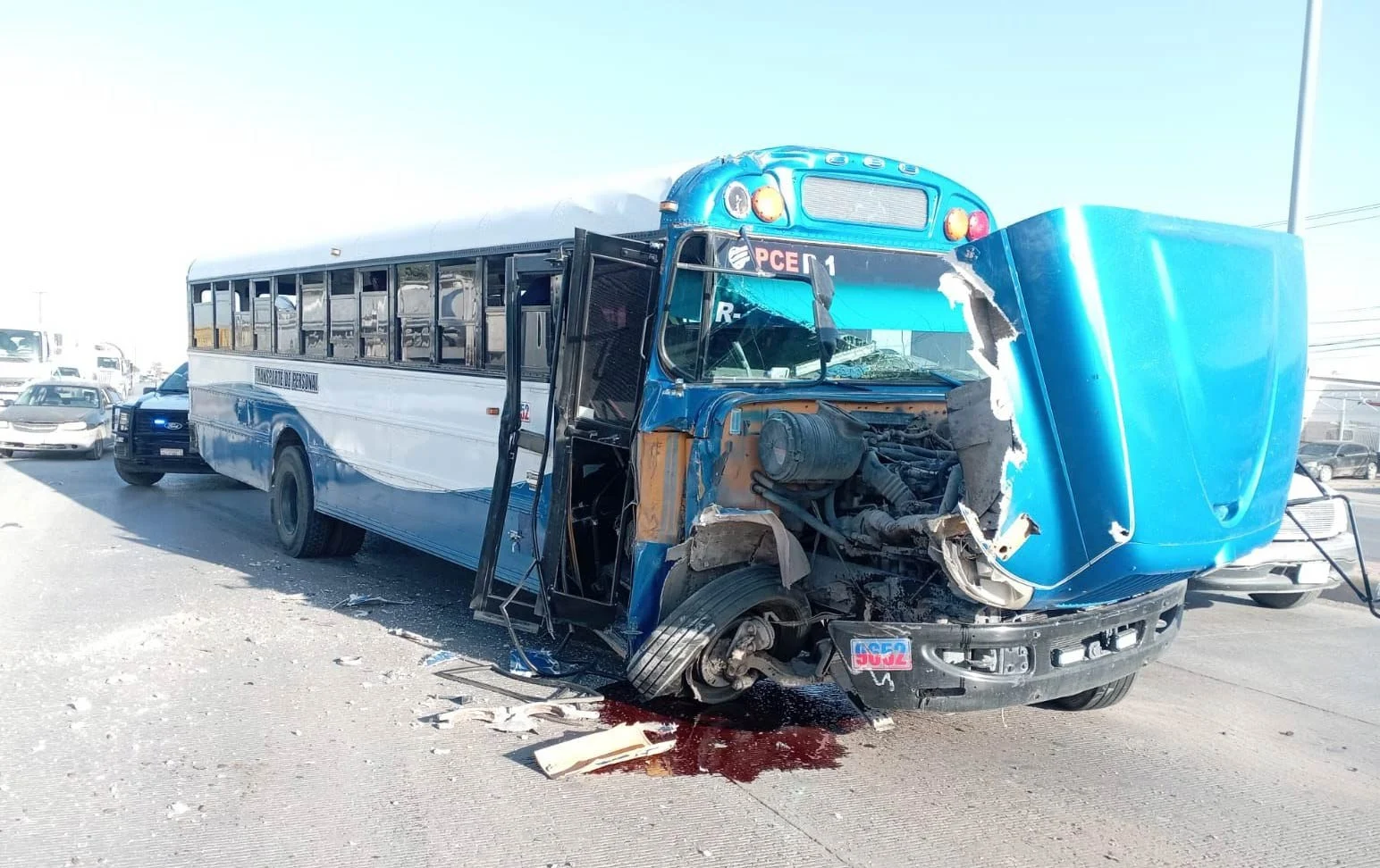 Aparatoso choque entre rutera de personal y camión que bombea concreto